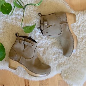 no.6 clog buckle boot on mid heel, stone, sz 37